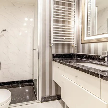 Elegant Flat Close To Malls In Sariyer Apartment
